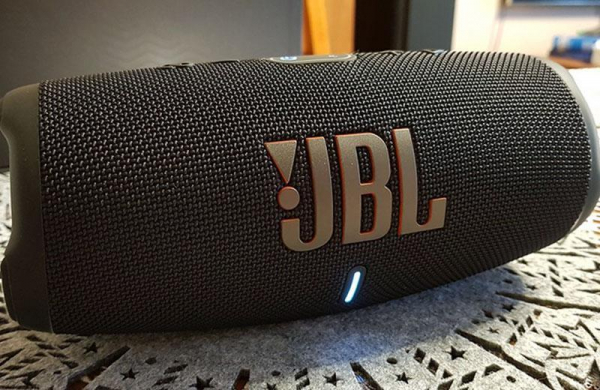 Обзор JBL Charge 5: портативной водонепроницаемой Bluetooth-колонки повербанк