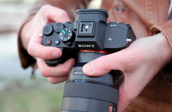 Обзор Sony A7 IV: мощная гибридная камера со скользящим затвором