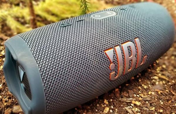 Обзор JBL Charge 5: портативной водонепроницаемой Bluetooth-колонки повербанк