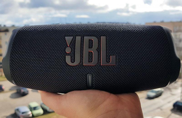 Обзор JBL Charge 5: портативной водонепроницаемой Bluetooth-колонки повербанк