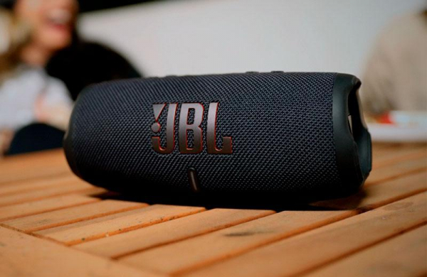 Обзор JBL Charge 5: портативной водонепроницаемой Bluetooth-колонки повербанк