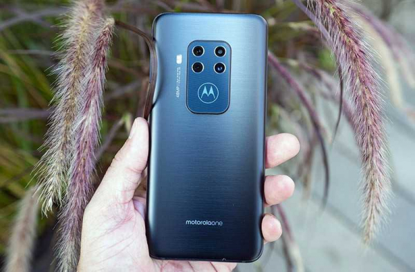 Обзор телефона Motorola One Zoom с четырьмя камерами